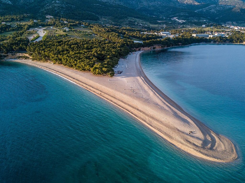 Croazia: la spiaggia dell’Adriatico dove il mare ridisegna le sue forme più misteriose